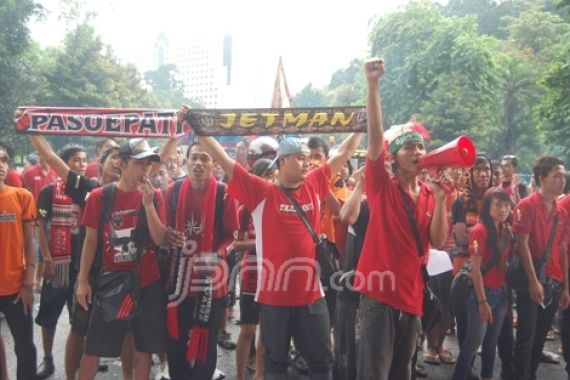 Pendemo Desak Jumpa Pengurus PSSI - JPNN.COM