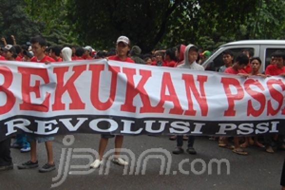 Menpora Didesak Bekukan PSSI - JPNN.COM