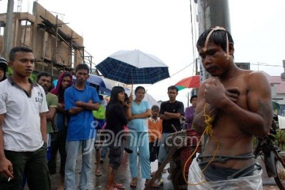 Tertangkap, Maling Diikat di Tiang Listrik Seharian - JPNN.COM