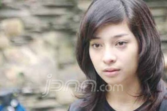 Nikita Willy Kembung Makan Es Krim - JPNN.COM