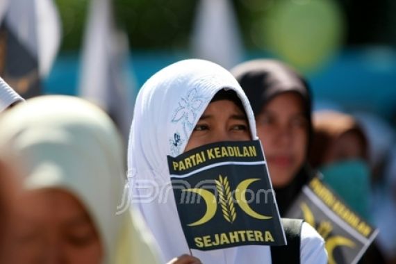 Serangan Pihak Luar Bukti PKS Makin Besar - JPNN.COM