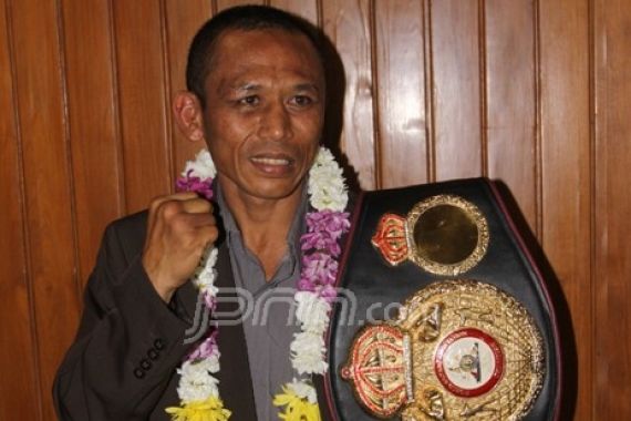 Petinju M. Rachman Bangkit Lagi, Jadi Juara Dunia Tertua di Indonesia - JPNN.COM