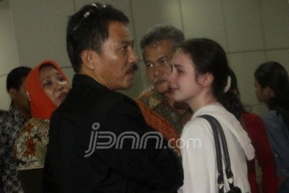 Arumi Akhirnya Dibawa Pulang Keluarga - JPNN.COM