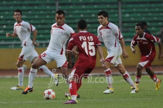 Pelajaran Bermain Bola dari Van Bronckhorst - JPNN.COM