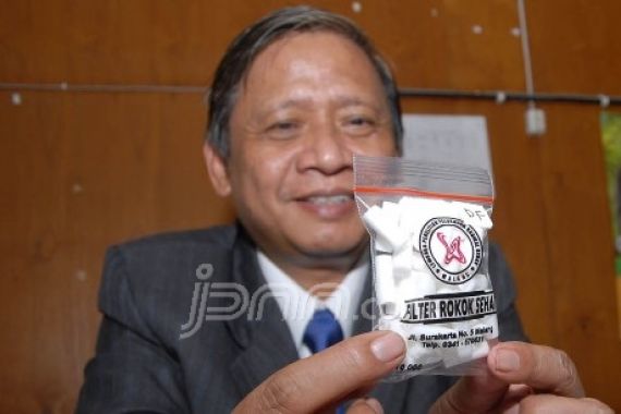 Profesor Sutiman Bambang Sumitro, Penemu Filter Rokok Sehat - JPNN.COM