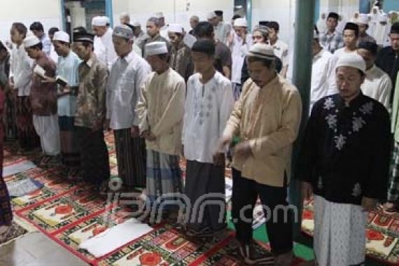 Tetap Terjaga di Solo, Dua Kelompok Tarawih dan Dua Imam dalam Satu Masjid - JPNN.COM