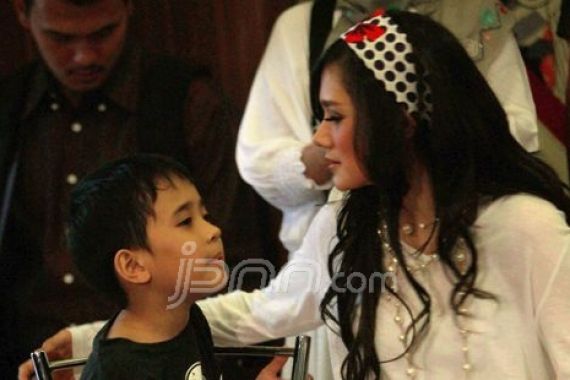 Mulan Jameela Keliling Jakarta Cari Takjil - JPNN.COM