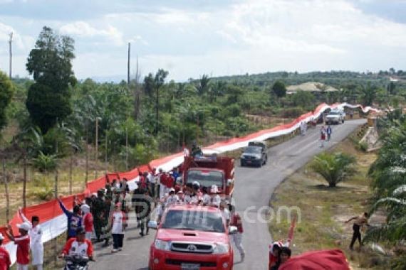 Merah Putih Sepanjang 3 KM Berkibar di Perbatasan - JPNN.COM