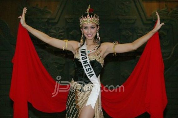 Nadine Siap Berlaga di Miss Universe 2011 - JPNN.COM