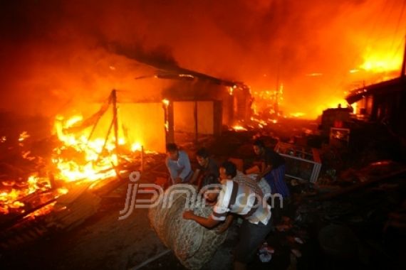 Pasar Loak Terbakar, Ratusan Stan Ludes - JPNN.COM