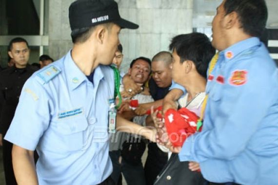 Tuntut Banggar Dibubarkan, Mahasiswa Ditangkap Pamdal DPR - JPNN.COM