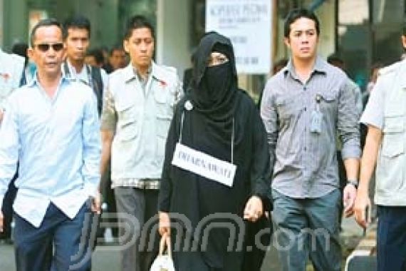 Terlalu Berat, Suap Rp 1,5 M Digotong Berdua - JPNN.COM