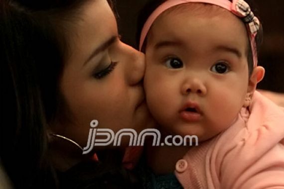 Sheila Marcia Berhenti Merokok demi Calon Bayi - JPNN.COM