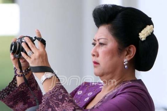 Ibu Negara Belajar ke Fotografer Istana - JPNN.COM