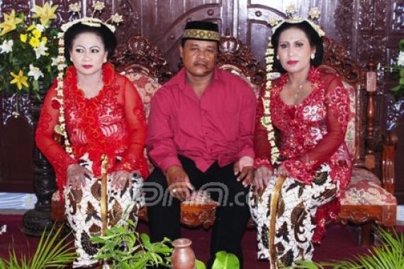 Pernikahan Ganjil 11-11-11, Pengantin Pria Diapit Dua Perempuan - JPNN.COM