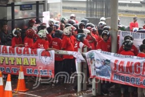 Bela Bupati Kubar, Gelar Demo di KPK - JPNN.COM