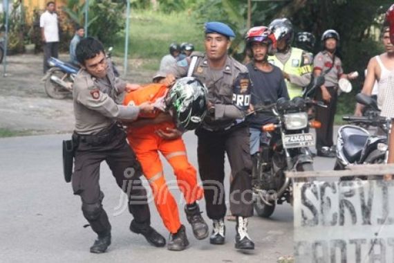 Polisi dan Pekerja Saling Sweeping - JPNN.COM