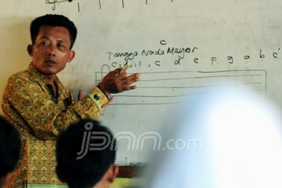 Gaji Guru Tak Cukup, Sugeng Merangkap Jadi Tukang Becak - JPNN.COM