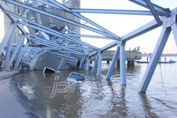 Jembatan Ambruk, Syaukani Tak Tahu - JPNN.COM