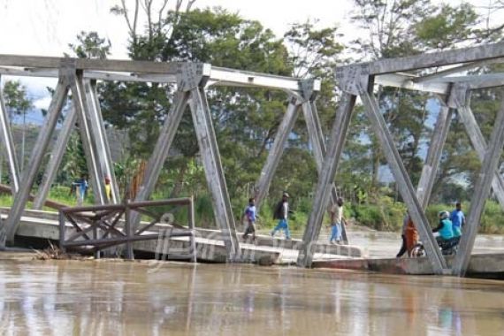 Polda Papua Selidiki Rusaknya Jembatan Pikei - JPNN.COM