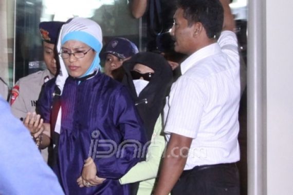 Datangi KPK Nunun Mirip Ninja - JPNN.COM