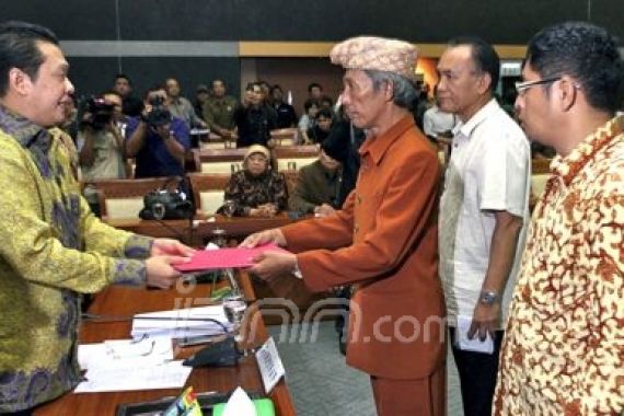 Oknum Perusahaan Sawit Bantai 30 Warga Adat Lampung - JPNN.COM