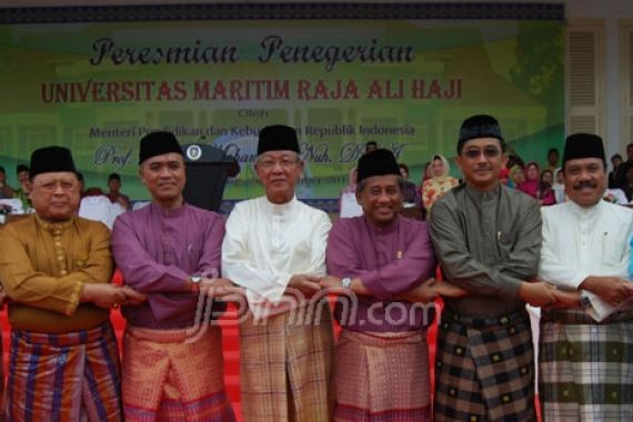 Rektor Umrah Usulkan 137 Karyawan jadi CPNS - JPNN.COM