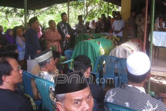 Pemakaman Empat Korban Xenia Asal Jepara yang Masih Satu Kerabat - JPNN.COM