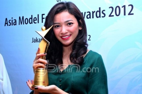 Piala Model Ketiga Agni - JPNN.COM