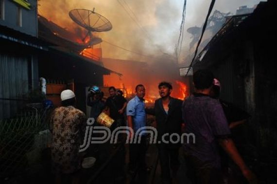 394 Rumah di Pasar Baru Hangus Dilalap Api - JPNN.COM