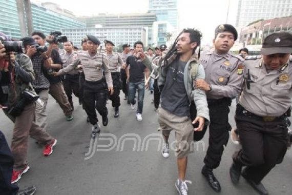 Demo Damai Tolak FPI Berakhir Rusuh - JPNN.COM