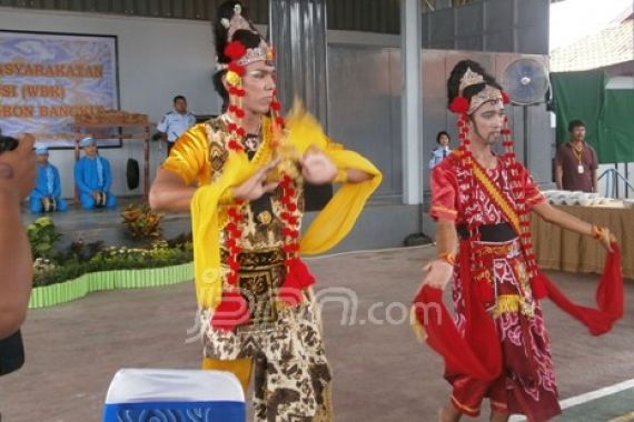 Ryan si Penjagal dari Jombang, Menari Topeng - JPNN.COM