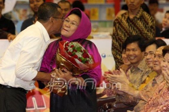 Dahlan Beri Istrinya Bunga - JPNN.COM