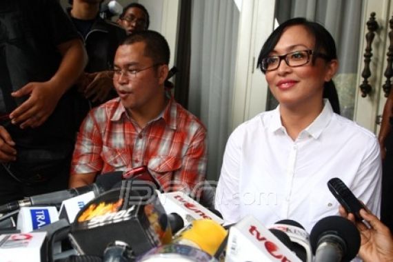 Tolak Bicara Kasus, Angie Minta Doa - JPNN.COM