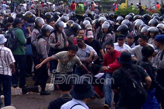 Polisi-Demonstran Bentrok di Depan Gedung DPR - JPNN.COM