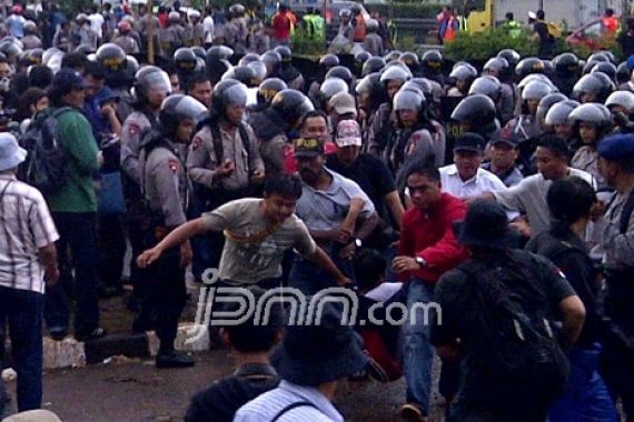 Tiga Polisi Luka, Empat Demonstran Diamankan - JPNN.COM