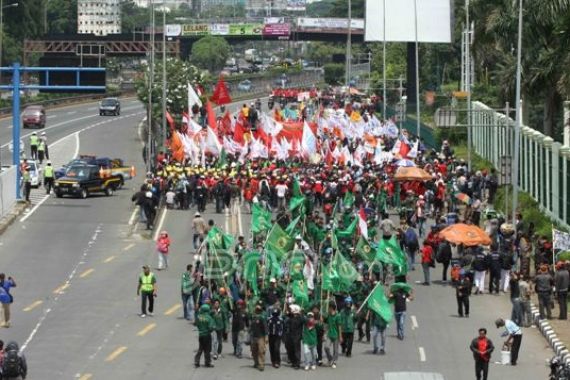 Pendemo Berhasil Lumpuhkan Tol Dalam Kota - JPNN.COM