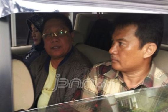 Buron 4 Tahun, Eks Bupati Ditangkap Saat Jemput Istri - JPNN.COM