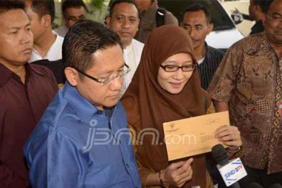 Istri Anas Urbaningrum Penuhi Panggilan KPK - JPNN.COM