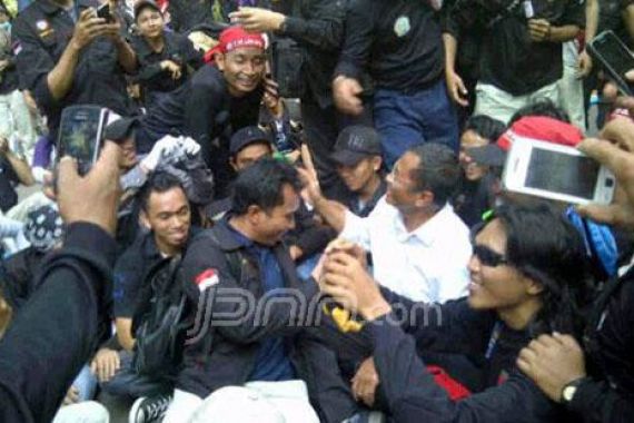 Dahlan Iskan Berbaur dengan Demonstran di Depan Istana - JPNN.COM