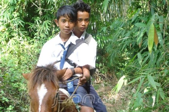 Perjuangan Moch. Sofyan dan Ahmad Said Naik Kuda untuk Bersekolah - JPNN.COM