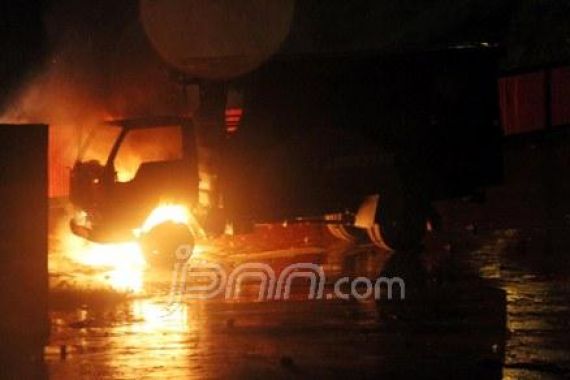 Truk Marinir Dibakar, Mobil Polisi Dirusak - JPNN.COM