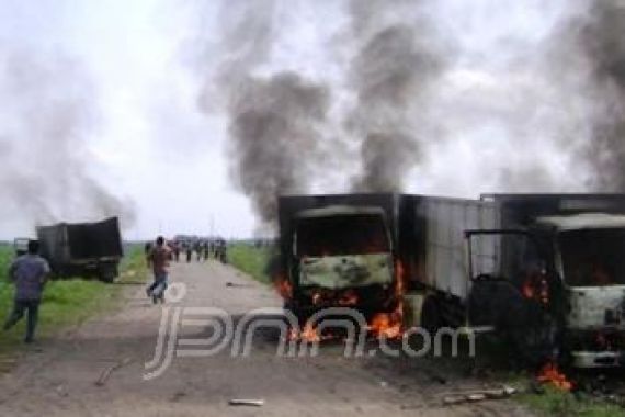 21 Orang Luka, 4 Truk Dibakar - JPNN.COM