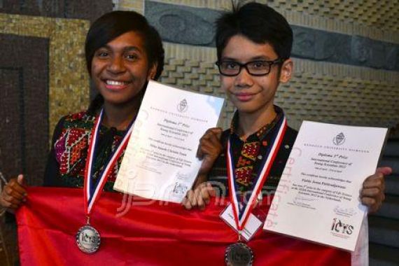 Teliti Ulat Sagu, Siswa Papua Raih Perunggu Lomba Riset Dunia - JPNN.COM