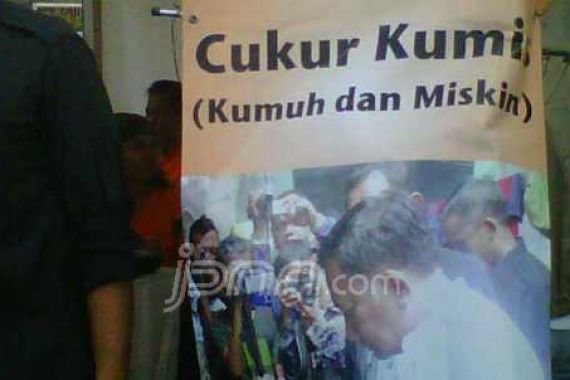 Spanduk 'Cukur Kumis' Diprotes Tim Foke - JPNN.COM