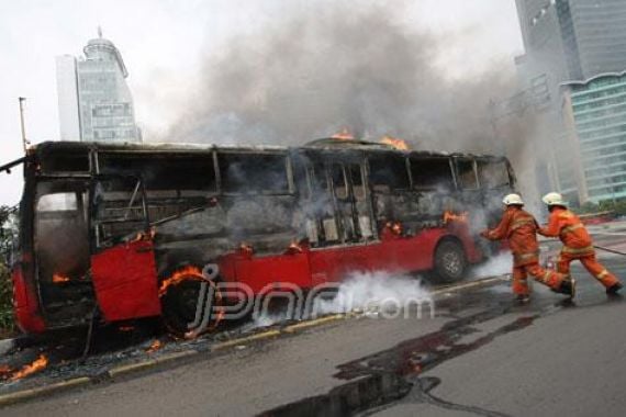 Busway Terbakar di Bundaran HI - JPNN.COM