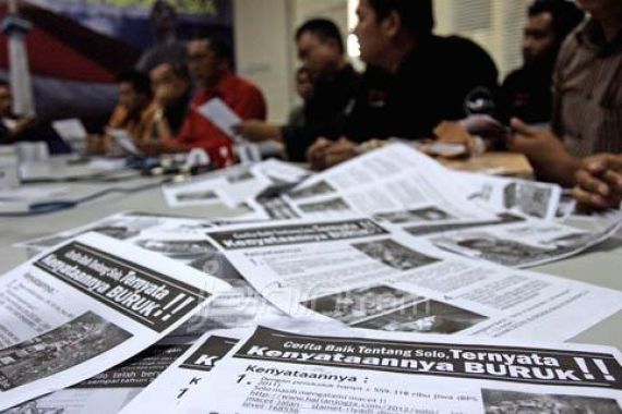Ribuan Selebaran Serang Jokowi Beredar di Tambora - JPNN.COM