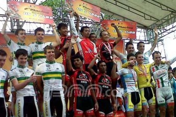 Putra Perjuangan Bandung Juara Umum Beregu TdS - JPNN.COM