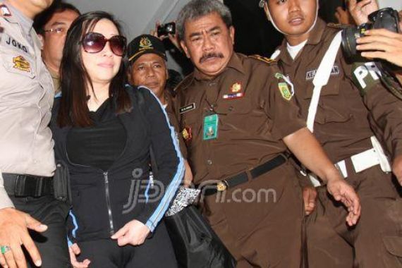 Sherny Nyaris Jadi Warga Amerika - JPNN.COM