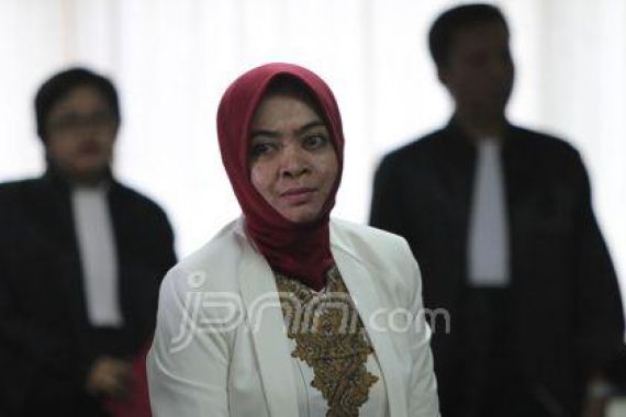 Jalani Sidang, Wa Ode Nurhayati Ditemani Kakek - JPNN.COM